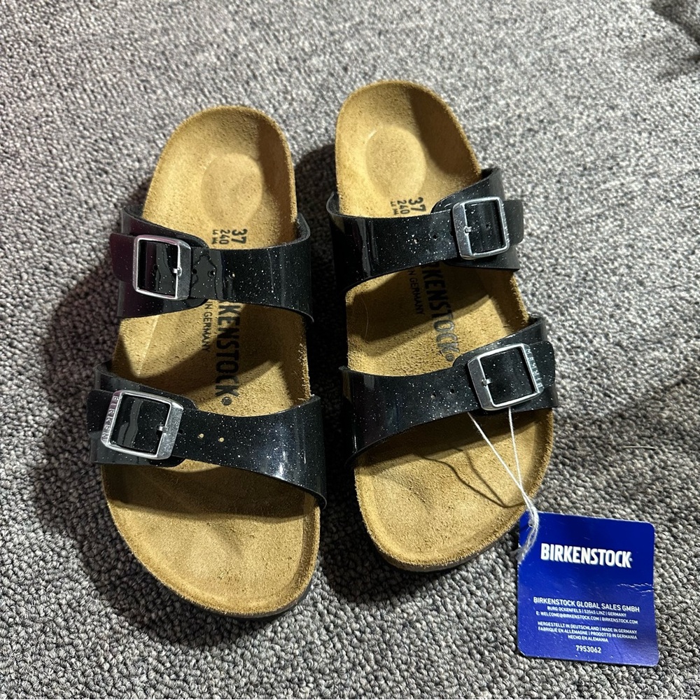 New with tag Birkenstock Glossy black strap Sandals